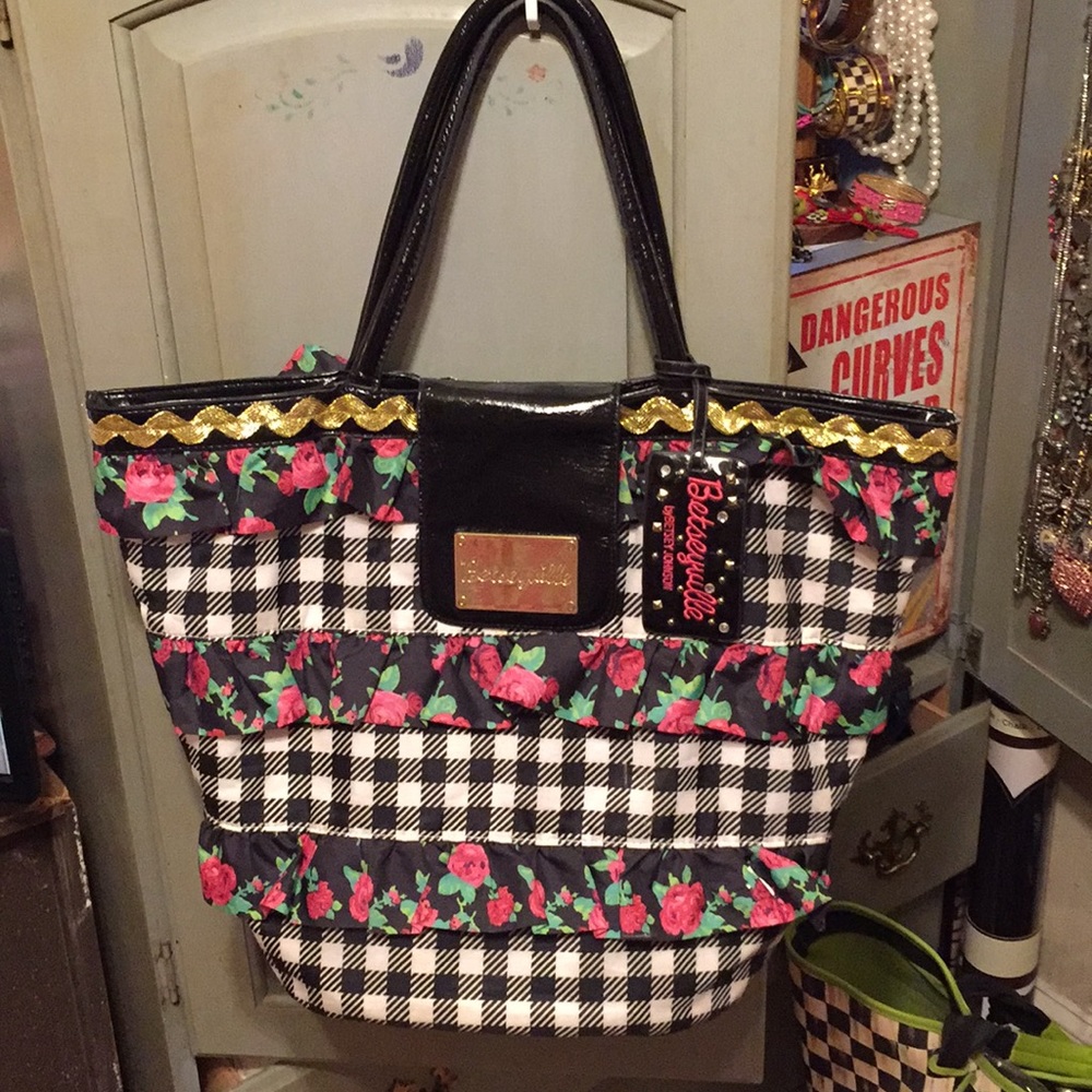 Betseyville gingham and ruffled tote.